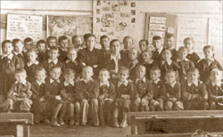 Наш 1-й класс. Нина Семёновна – в центре, рядом с суровой директрисой;   Из личного архива автора