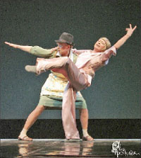 Алиса Фрейндлих (Мадлен) и Варвара Владимирова (Симона):урок танго