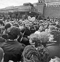 Первый секретарь МГК КПСС с народом. 1987 год   фото: Фёдор ЕВГЕНЬЕВ