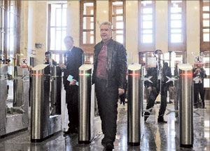 Мэр Москвы Сергей Собянин проходит через турникеты на станции «Парк культуры» Кольцевой линии, открывшейся после реконструкции;  ИТАР-ТАСС