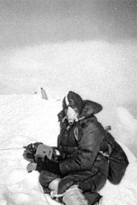 Эдуард Мысловский на вершине Эвереста