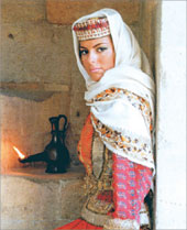 Азербайджанка в национальном костюме