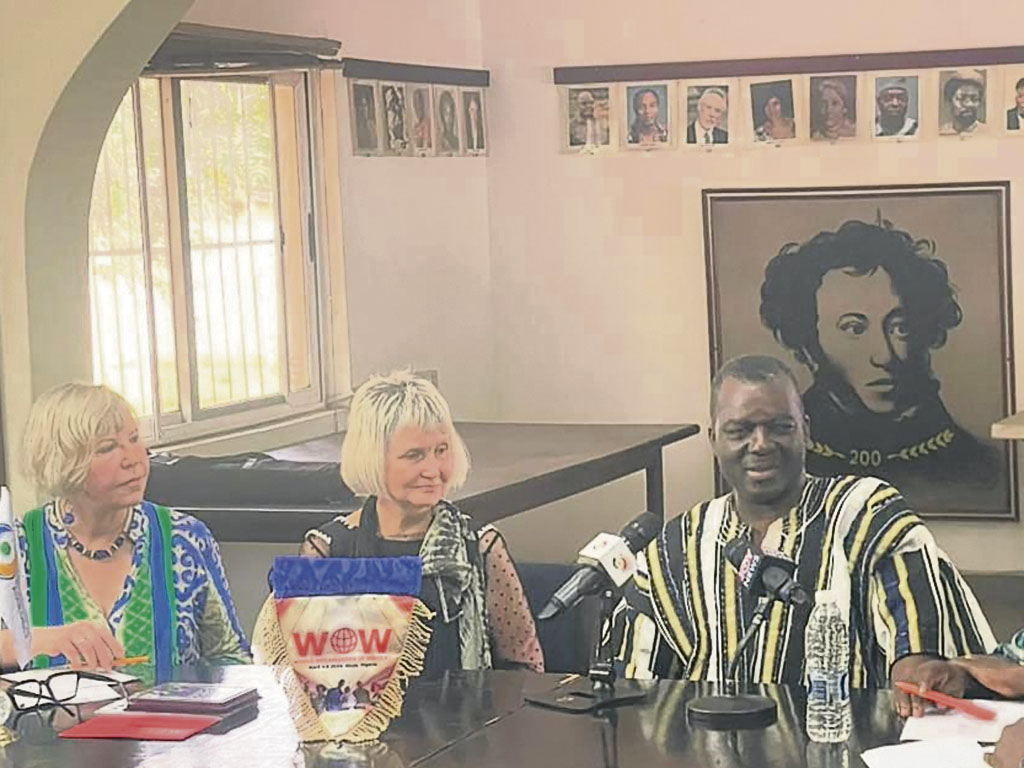 Ольга Медведко, Маргарита Аль и президент Ассоциации писателей Ганы Каминта Баэзи в ходе круглого стола в Аккре