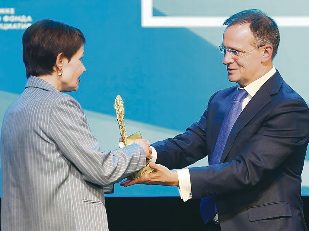 Помощник президента РФ, председатель – первый секретарь СПР Владимир Мединский вручает награду Елене Орловой, вдове писателя Александра Бушкова