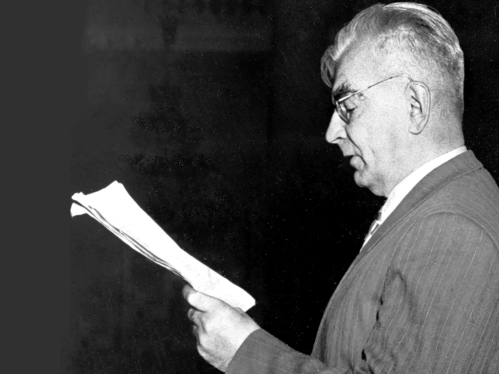 Поэт Владимир Луговской во время выступления