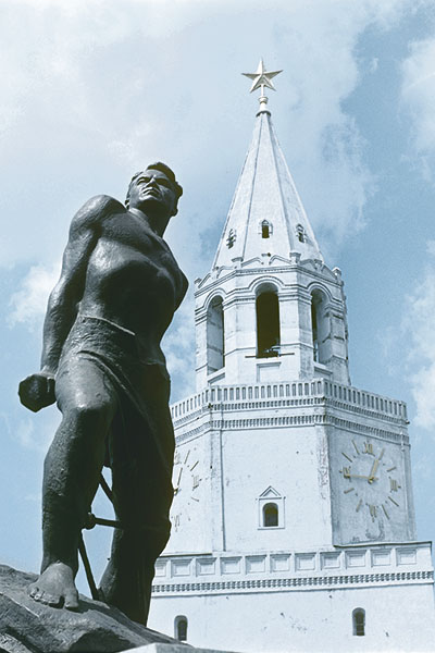 Памятник Мусе Джалилю около Спасской башни казанского кремля