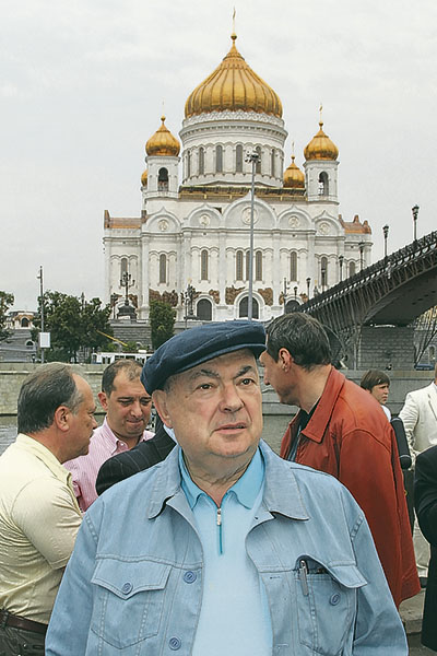 Первый заместитель мэра Москвы в Правительстве Москвы В.И. Ресин с членами московского правительства на фоне храма Христа Спасителя, 2004 г.