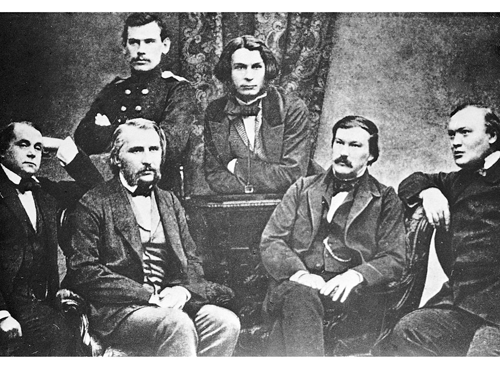 1856 год. Сотрудники журнала «Современник». Сидят (слева направо): Иван Гончаров, Иван Тургенев, Александр Дружинин, драматург Александр Островский. Стоят (слева направо): Лев Толстой и Дмитрий Григорович