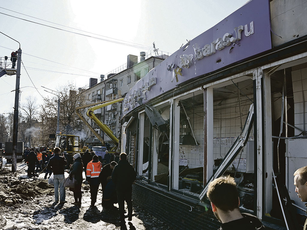 В результате ракетной атаки повреждения получили более 70 объектов инфраструктуры / Максим Блинов / РИА новости