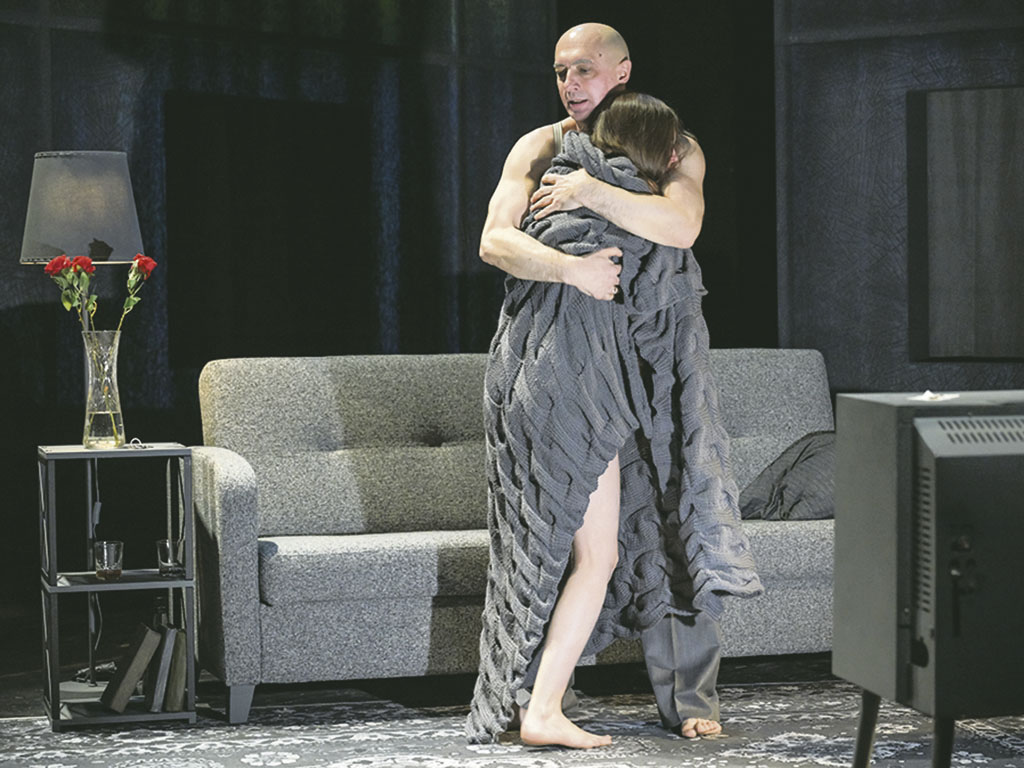 Александр Хованский в роли Мякишева и Анастасия Ситникова в роли Оли в сцене из спектакля «Спешите делать добро»