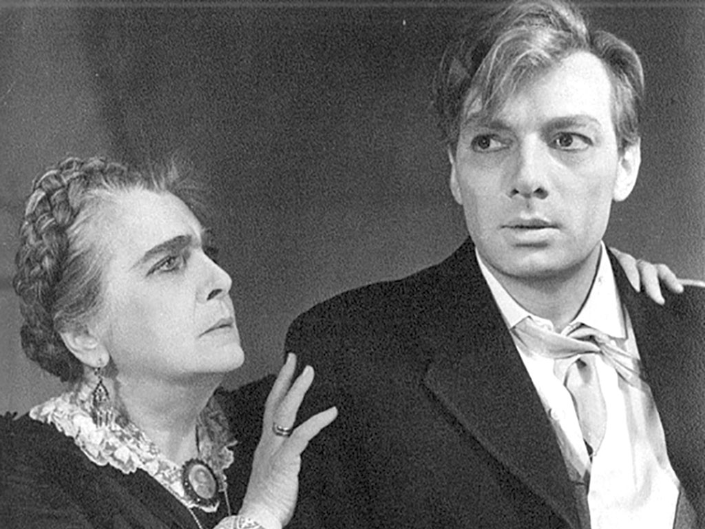 Н. Подгорный (Освальд) и Е. Гоголева (фру Алвинг) в спектакле «Привидения» Г. Ибсена