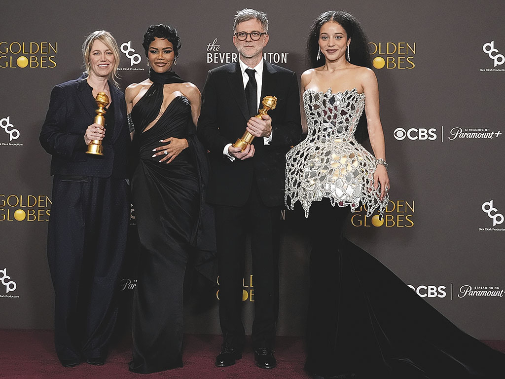 Пол Томас Андерсон с «Золотым глобусом» и актрисами, занятыми в «Битве за битвой»