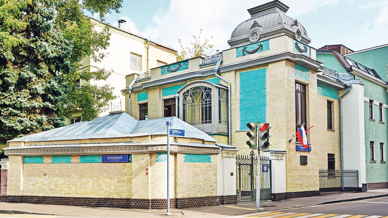 Так эффектно смотрится усадьба Павловых со стороны Денежного переулка