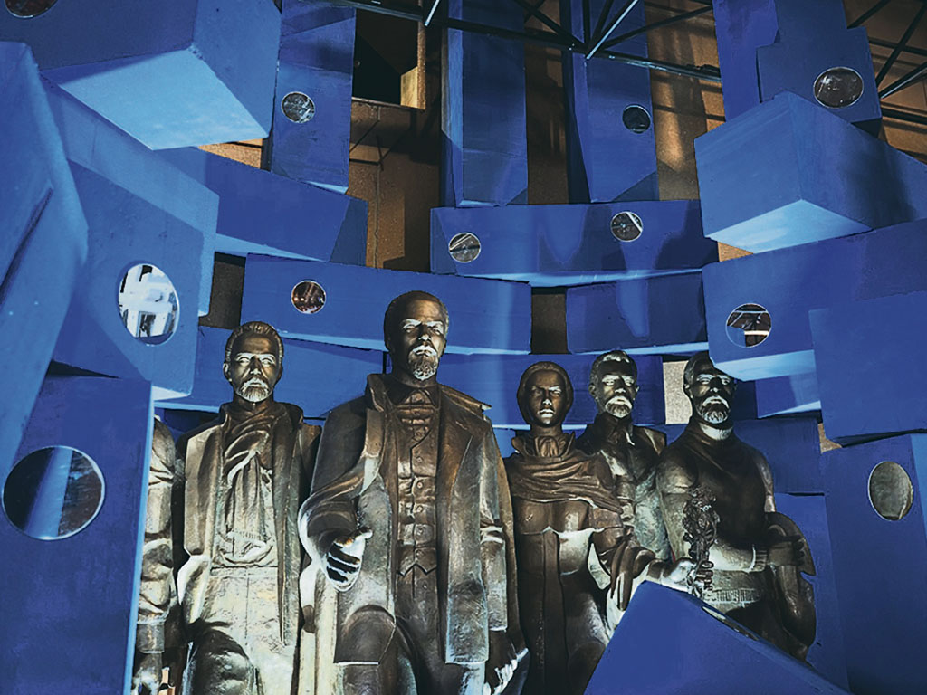 Входная инсталляция XVI Красноярской музейной биеннале «Принцип надежды». Художник Алексей Шидловский