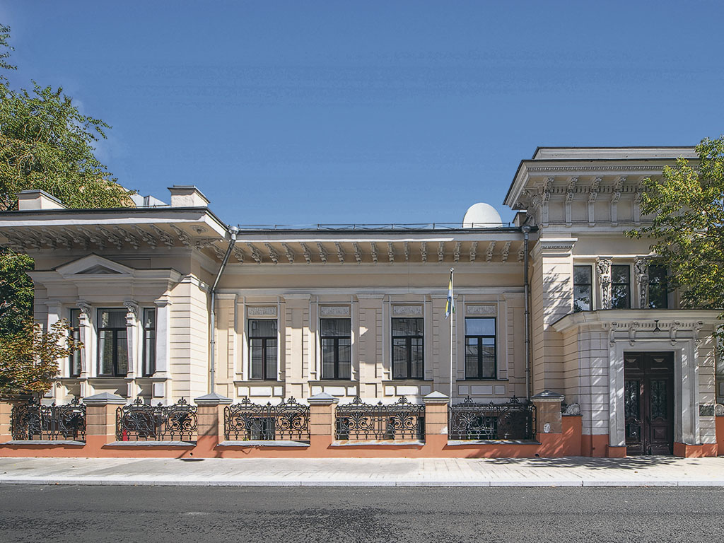 Фасад бывшего особняка Павловых торжественно развёрнут в сторону Денежного переулка