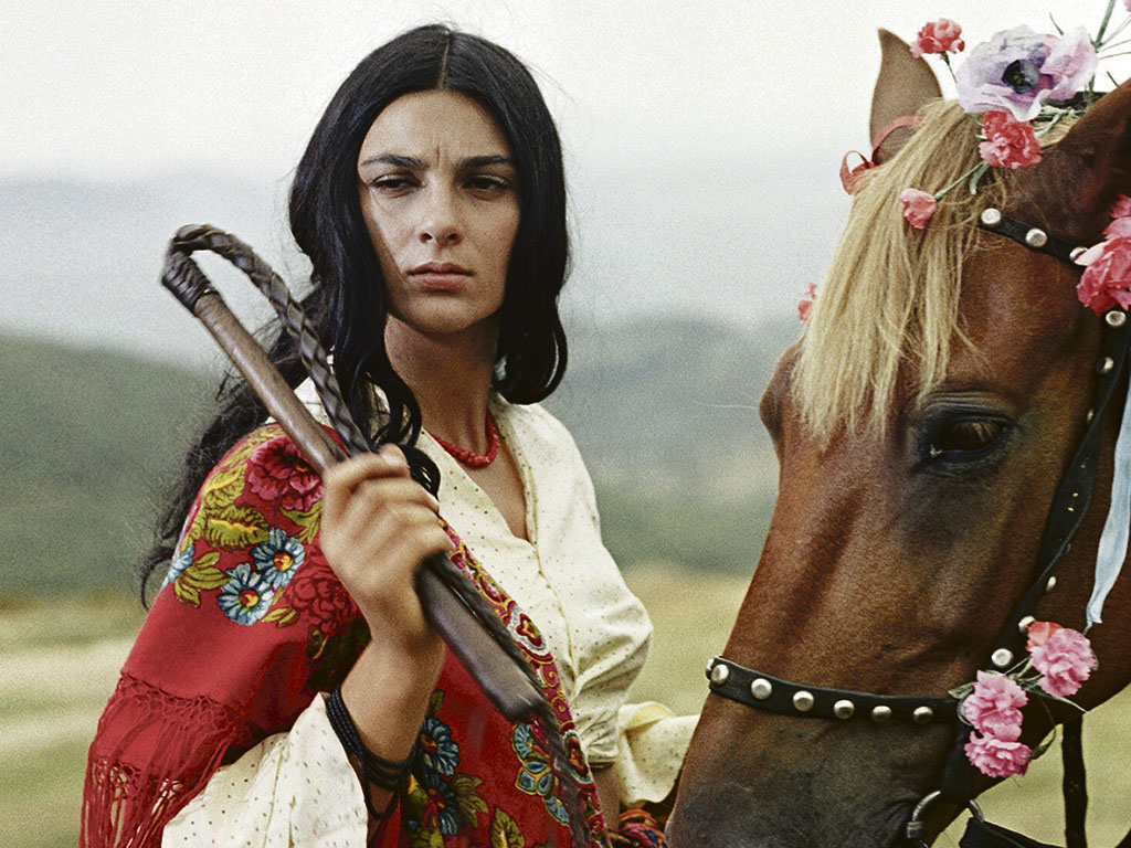 Светлана Тома в фильме Эмиля Лотяну «Табор уходит в небо», 1976 г.