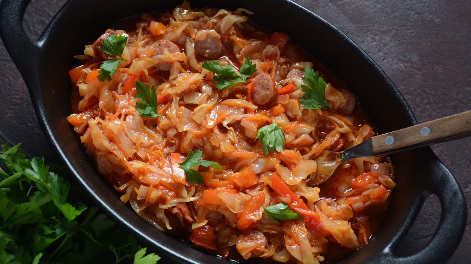 Жареная капуста со свининой