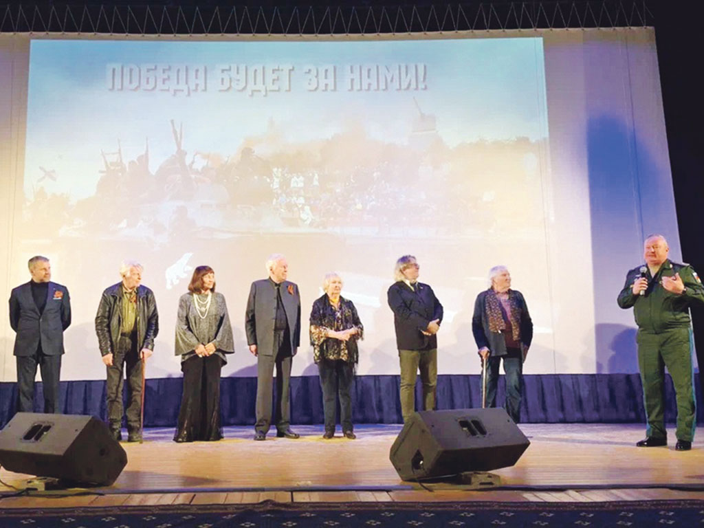 Город Мирный. Дмитрий Нестеров, Тимур Ефременков, Юрий Назаров, Лариса Лужина, Аристарх Ливанов, Эльвира Лаврентьева, Александр Шаганов, Клим Лаврентьев и начальник космодрома «Плесецк» генерал-майор Николай Башляев
