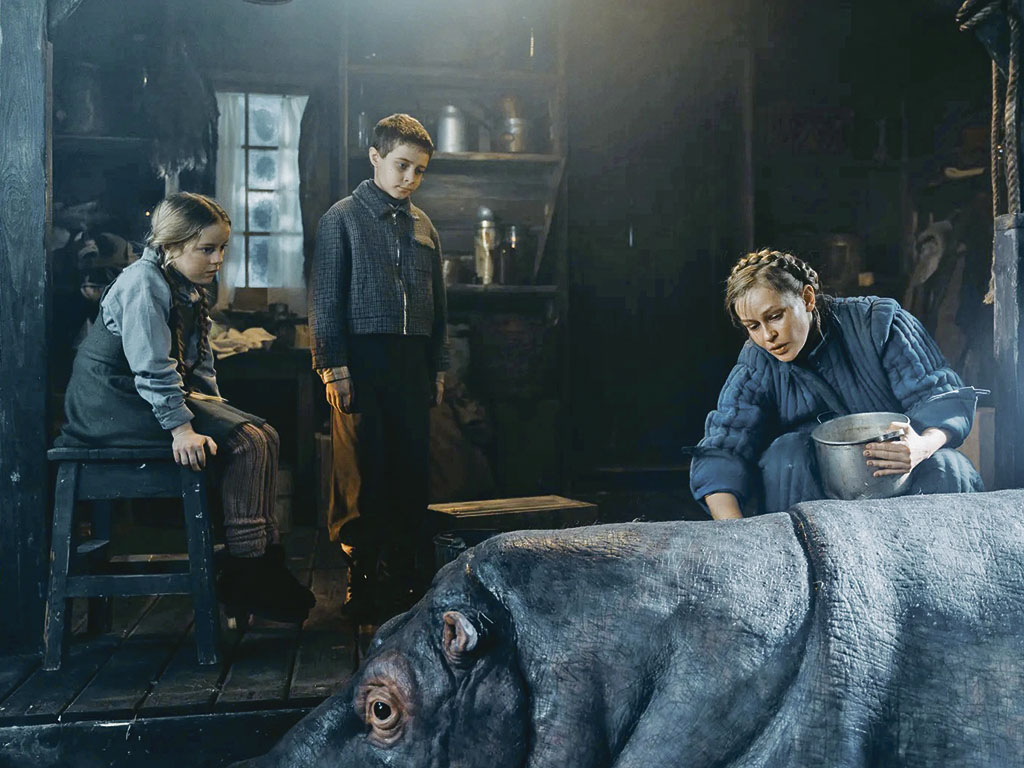 Евдокия (Юлия Пересильд) ухаживает за Красавицей