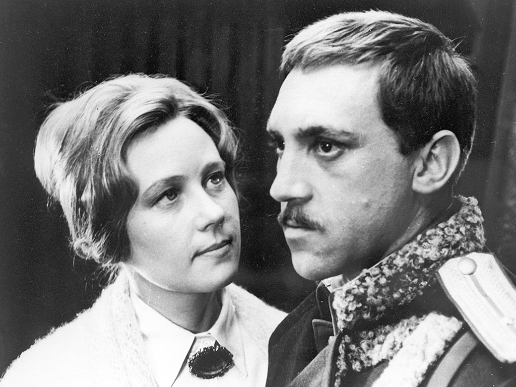 Ия Саввина с Владимиром Высоцким в фильме «Служили два товарища»