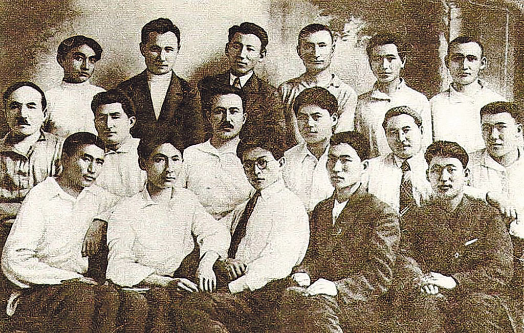 Беимбет Майлин (второй ряд, четвёртый слева), Сакен Сейфуллин (второй ряд, третий слева), Ильяс Жансугуров (второй ряд, второй слева), Сабит Муканов (второй ряд, второй справа) и Жакан Сыздыков (первый ряд, второй слева) среди молодых казахских писателей