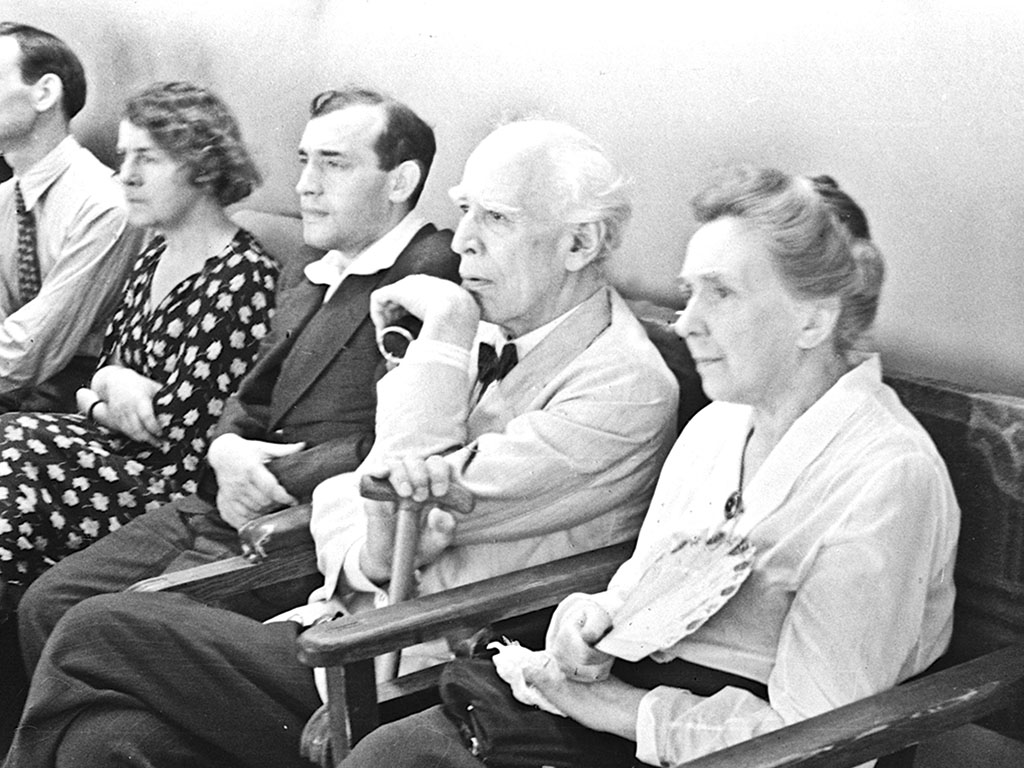 Слева от К.С. Станиславского – В.З. Радомысленский, права – М.П. Лилина