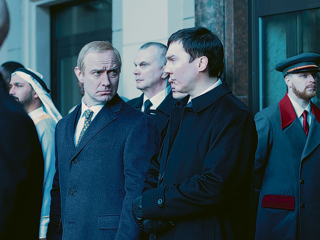 Пол Дано в роли Вадима Баранова, Джуд Лоу (в центре на переднем плане) в роли Владимира Путина