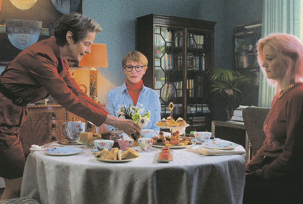 Шарлотта Рэмплинг (мать) и дочери (Кейт Бланшетт, Вики Крипс)