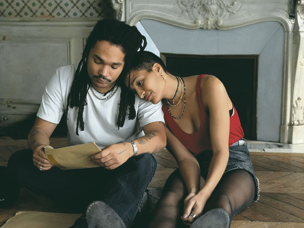 Сестра (Индия Мур) и брат (Люка Сабба)