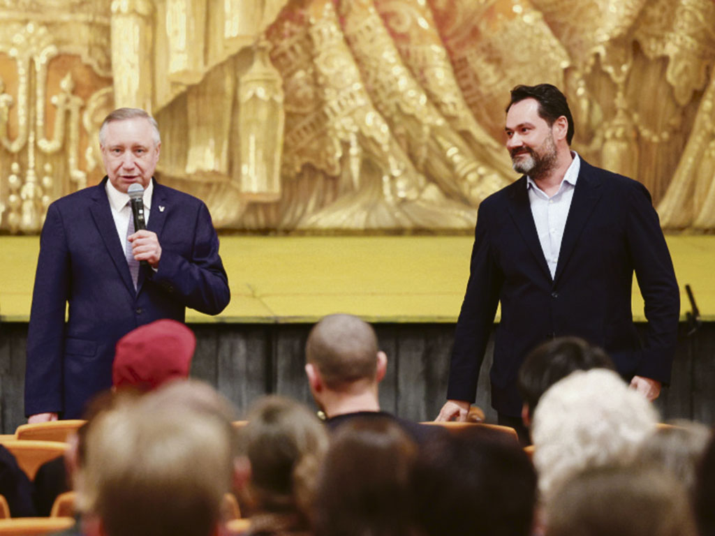 Александр Беглов (слева) представляет коллективу театра нового руководителя