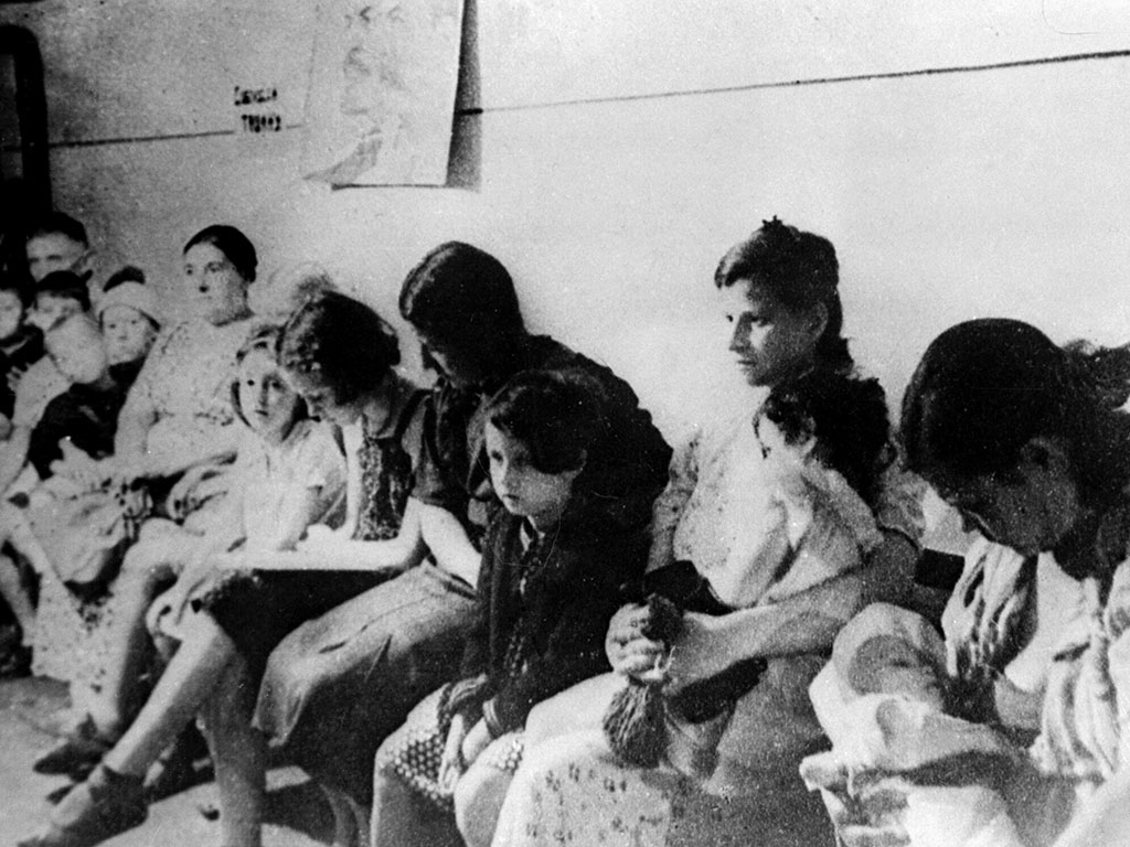 1 августа 1941 г. Жители Ленинграда прячутся в бомбоубежищах во время воздушной тревоги