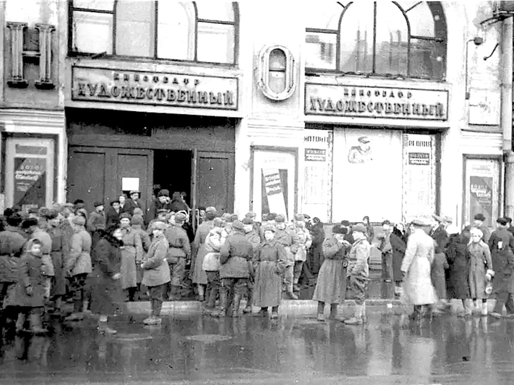 Согласно архивным документам, только с октября по декабрь 1941 года кинотеатры Ленинграда посетили 3 300 000 человек