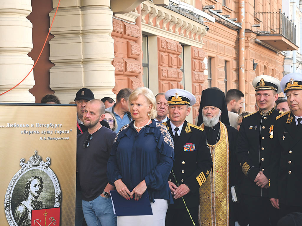 Председатель правления Всемирного клуба петербуржцев Наталия Сидоркевич и главком ВМФ России (2012–2016) адмирал флота Виктор Чирков стали инициаторами увековечивания памяти Николая Кузнецова