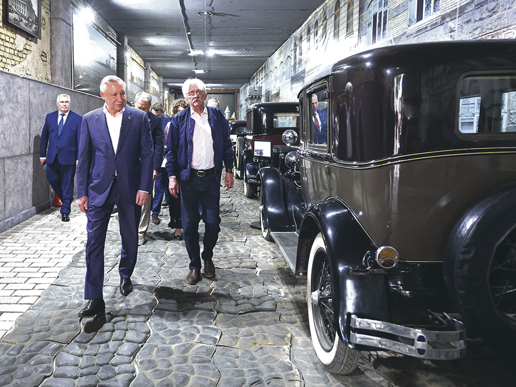 Александр Беглов посетил легендарный «Ленфильм»