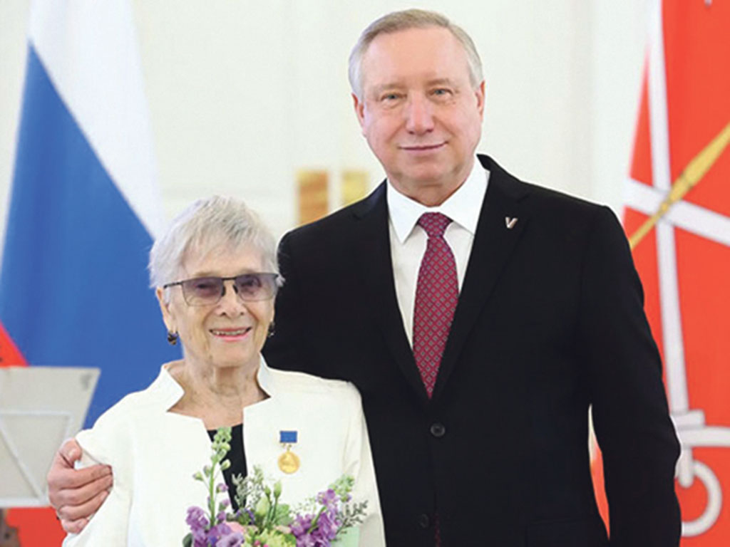 Писатель и краевед Татьяна Соловьёва и губернатор Александр Беглов
