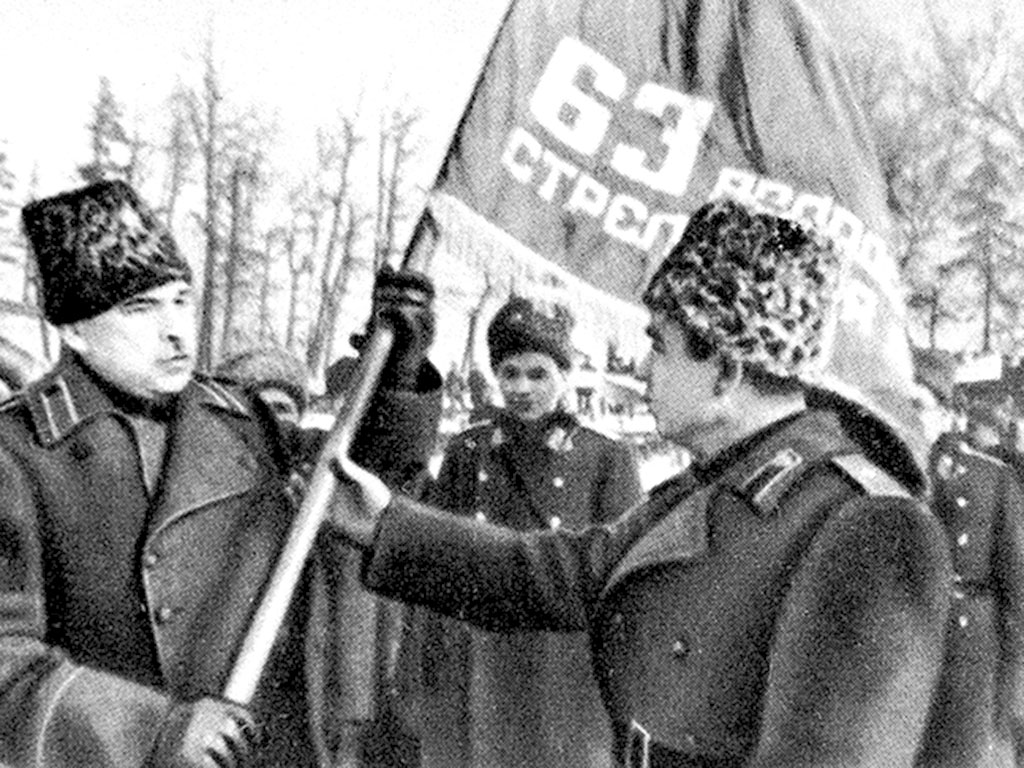 Генерал-полковник Леонид Говоров вручает знамя командиру 63‑й гвардейской дивизии генералу Николаю Симоняку после прорыва блокады Ленинграда