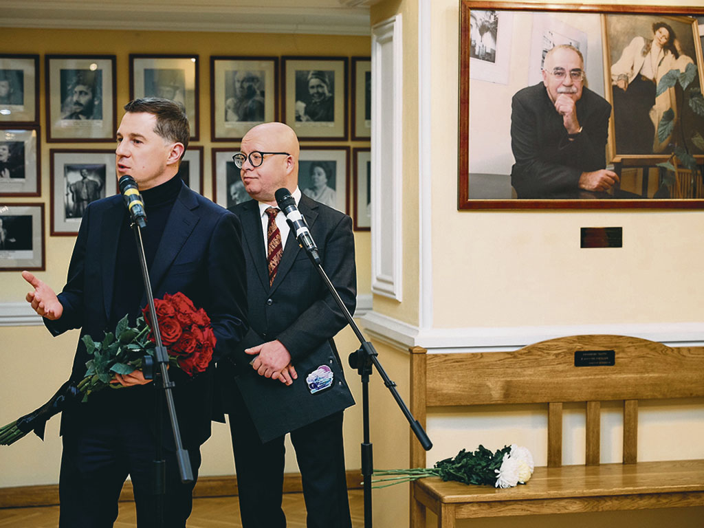 В Театре им. В.Ф. Комиссаржевской торжественно открыли скамейку в память о Викторе Новикове