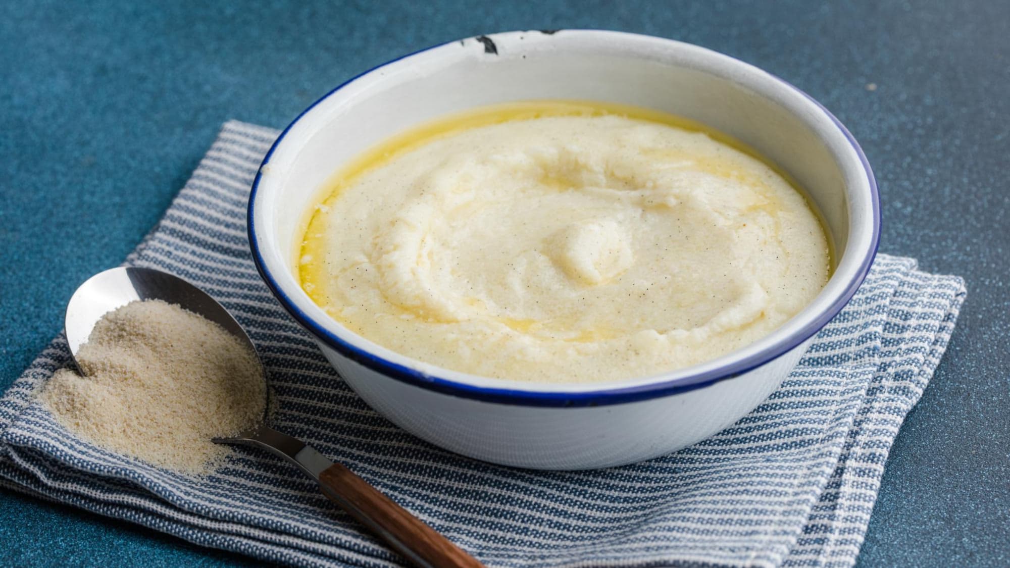 манная каша в миске с комочками
