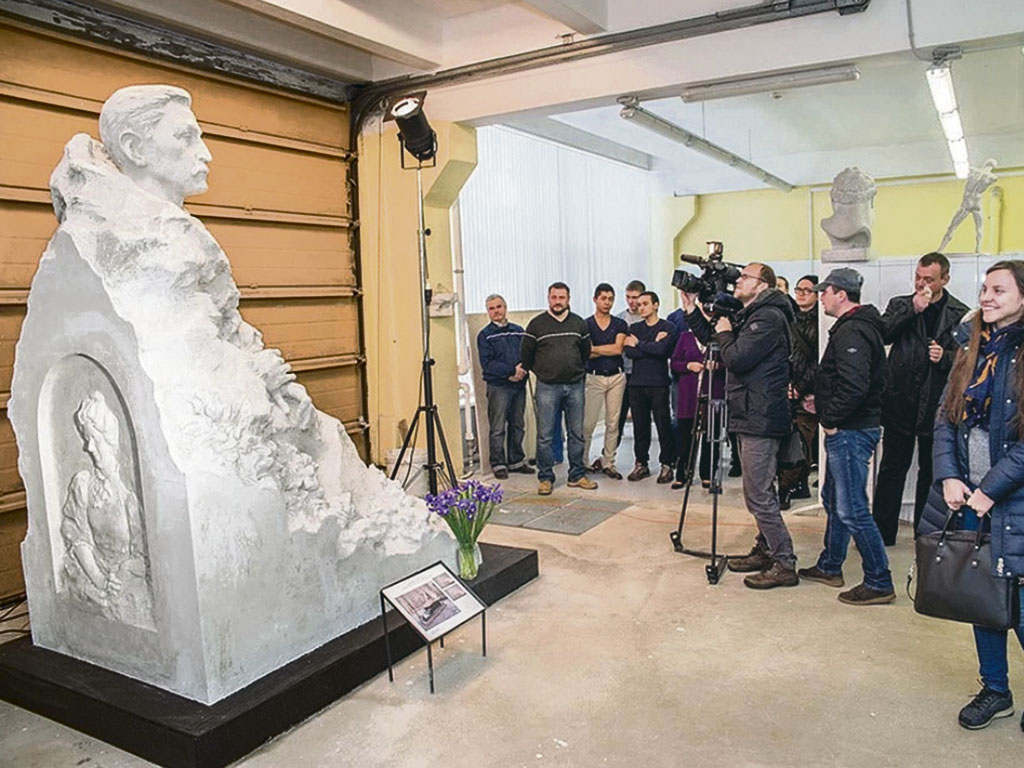 Памятник М. Врубелю и его супруге Н. Забеле-Врубель в мастерской скульптора М. Ведерникова. Фото 2017 года