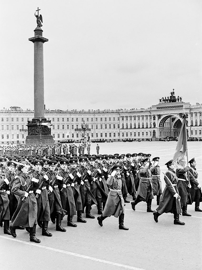 7 ноября 1990 г. Военный парад на Дворцовой площади в честь празднования Великой Октябрьской социалистической революции.