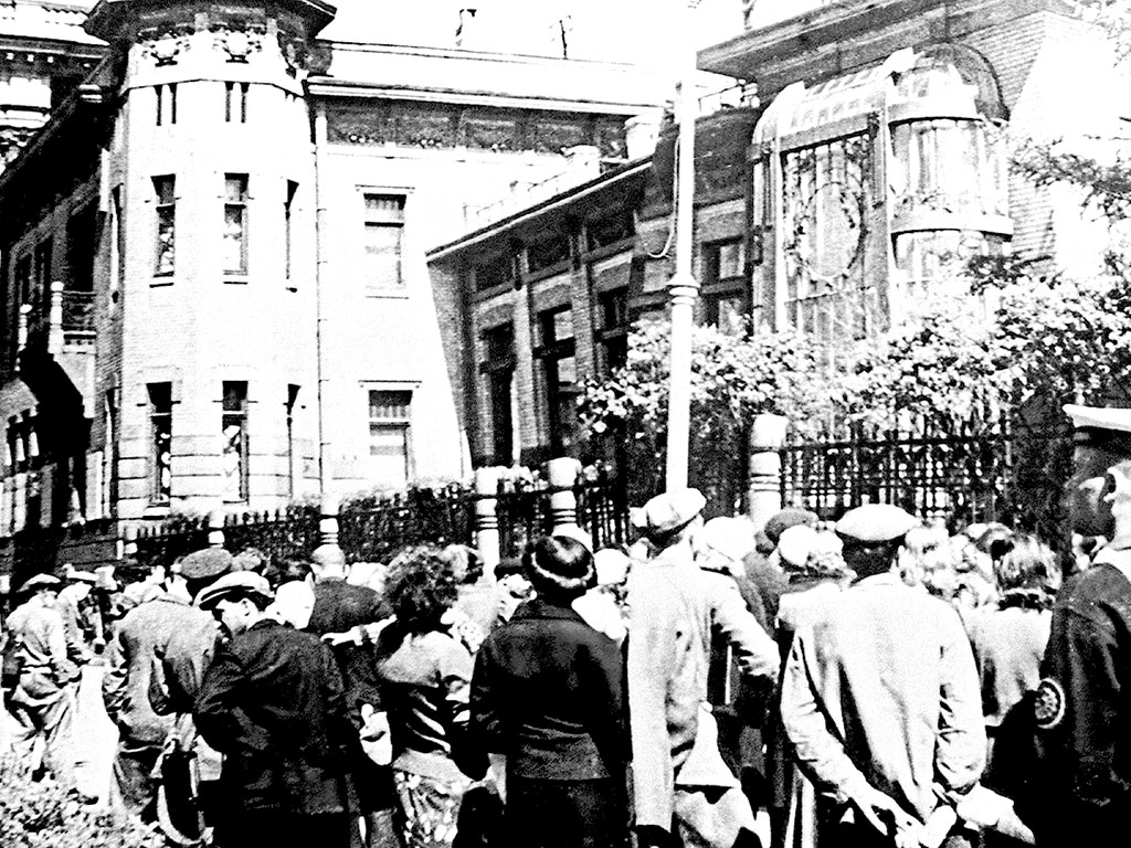 22 июня 1941 года. Ленинградцы слушают сообщение о нападении фашистской Германии на Советский Союз