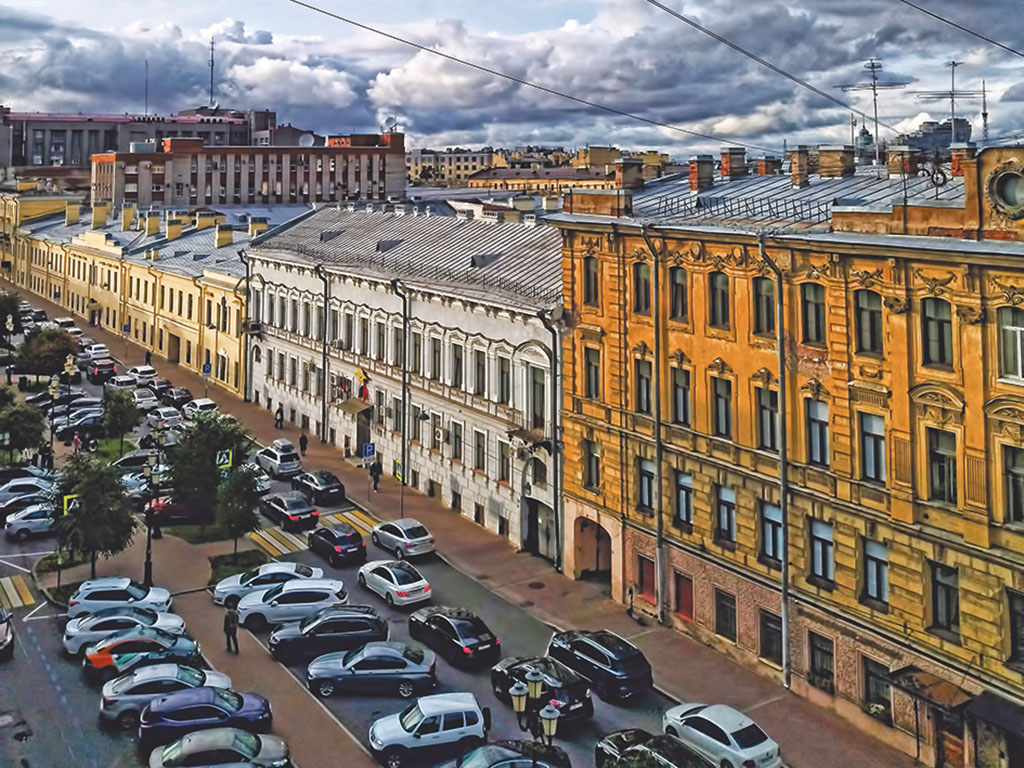 Дом, в котором жила Тамара Степанова (на фото крайний справа), выделяется в ряду других строений Захарьевской улицы