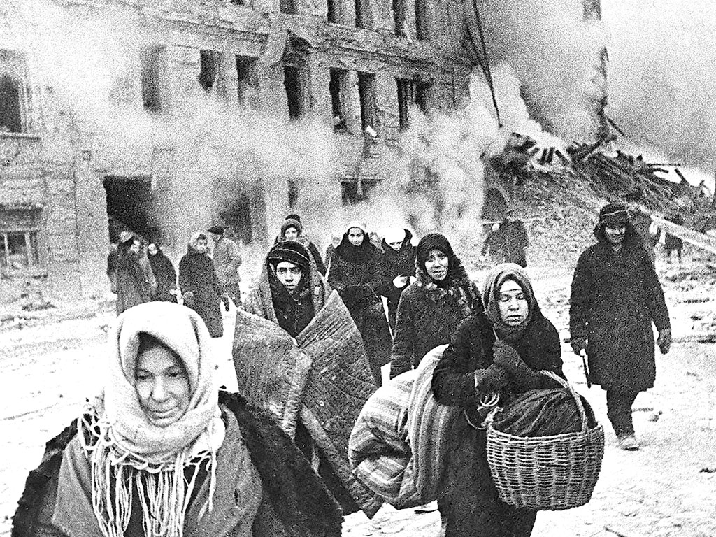 1942 год. Жители блокадного Ленинграда выходят из бомбоубежища после отбоя воздушной тревоги