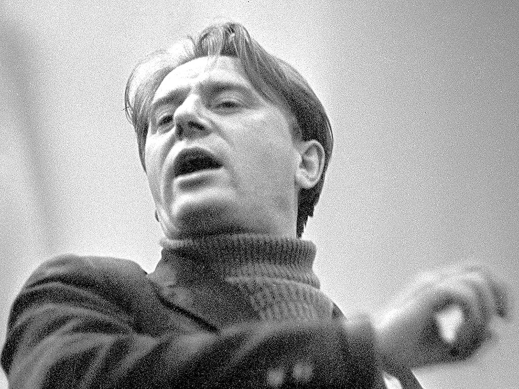 Егор Исаев во время чтения своей поэмы «Суд памяти»