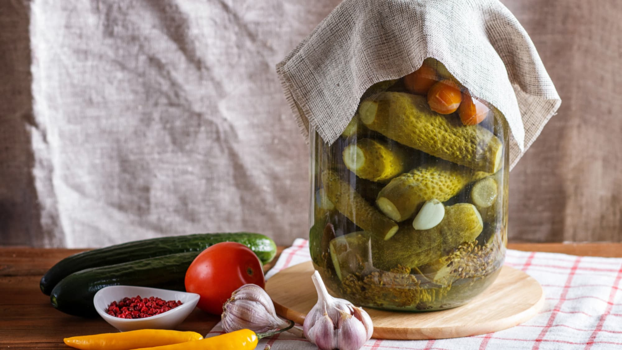 Маринованные огурцы и черри