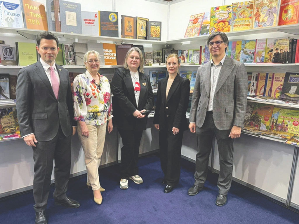 Представители российской литературно-издательской делегации на национальном стенде в Астане