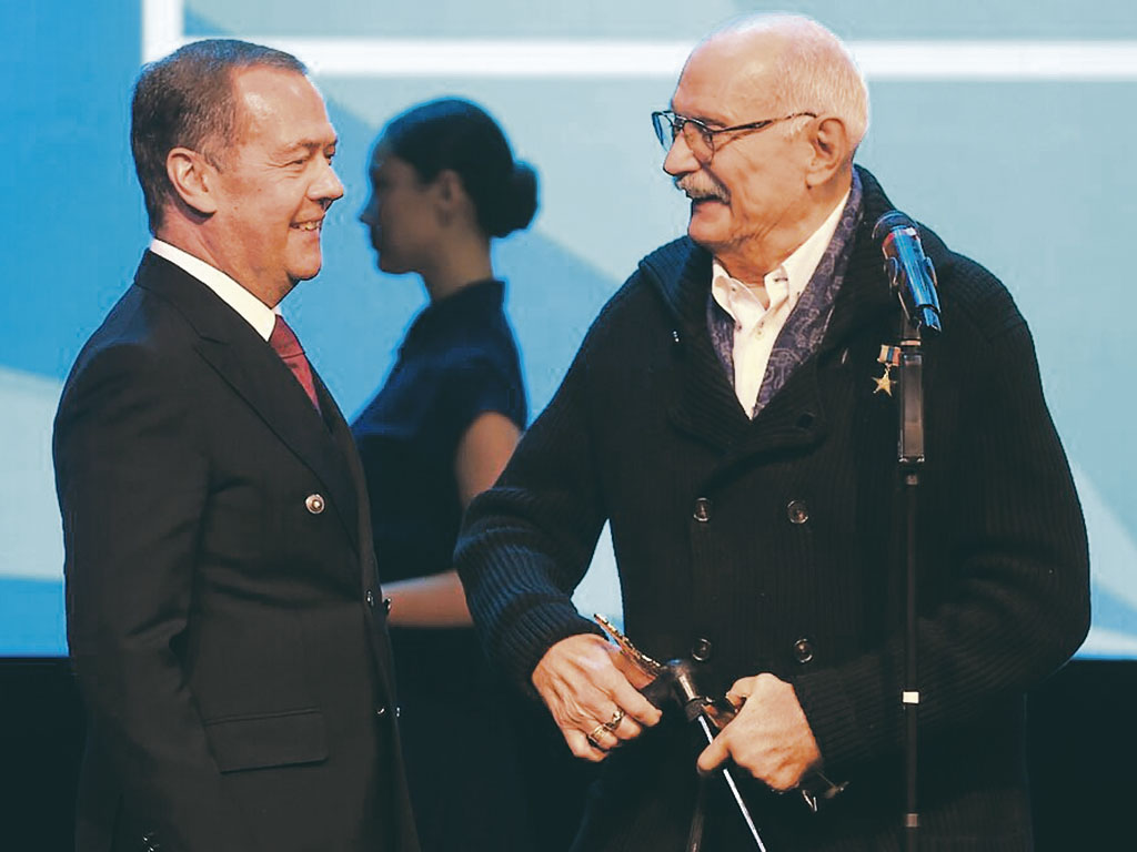 Дмитрий Медведев вручает Гран-при Никите Михалкову