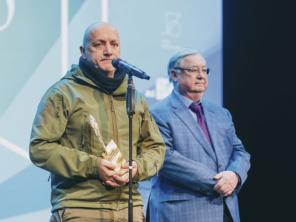 Захар Прилепин и Сергей Степашин на сцене Театра на Бронной