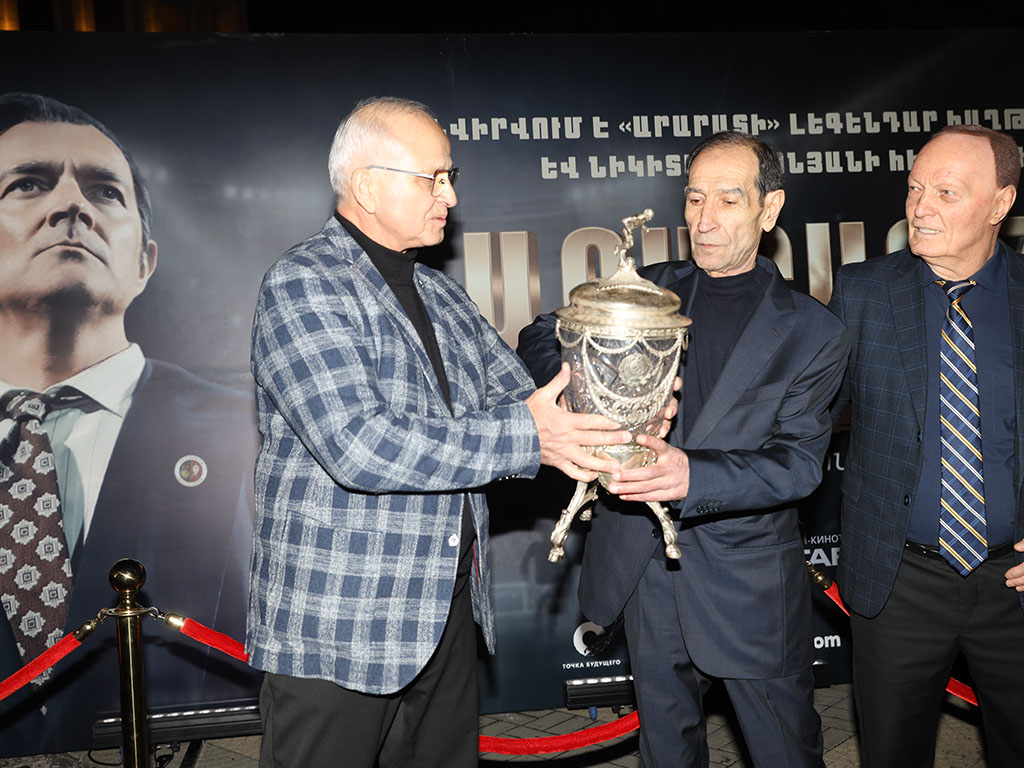 Ветераны «Арарата» Александр Мирзоян, Норайр Месропян и Сергей Бондаренко с Кубком СССР / Дмитрий Маракасов, РФС