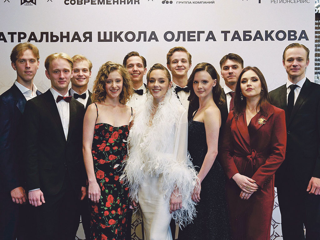 Слева направо: выпускники Егор Герчаков, Олег Кочетов, Артём Малахов, Екатерина Милованова, Иван Прокопов, Никита Табунщик, Мария Шумилова, Алена Морилова, Егор Манаков, Анастасия Кудрявцева и Иван Золотухин
